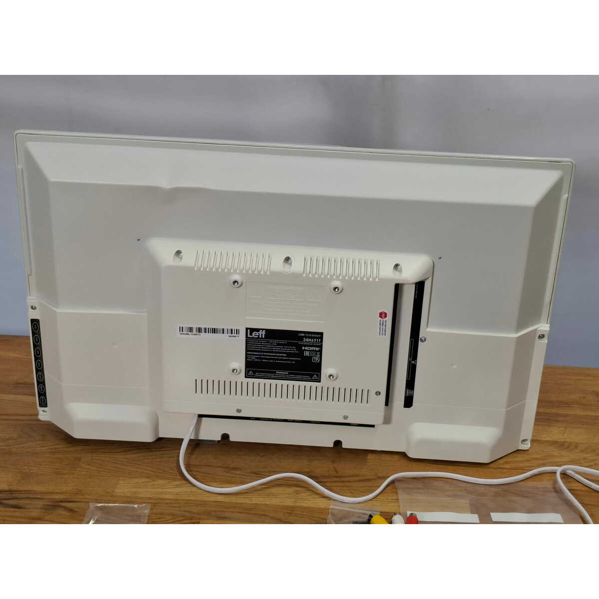 Телевизор Leff 24" 24H691T, белый