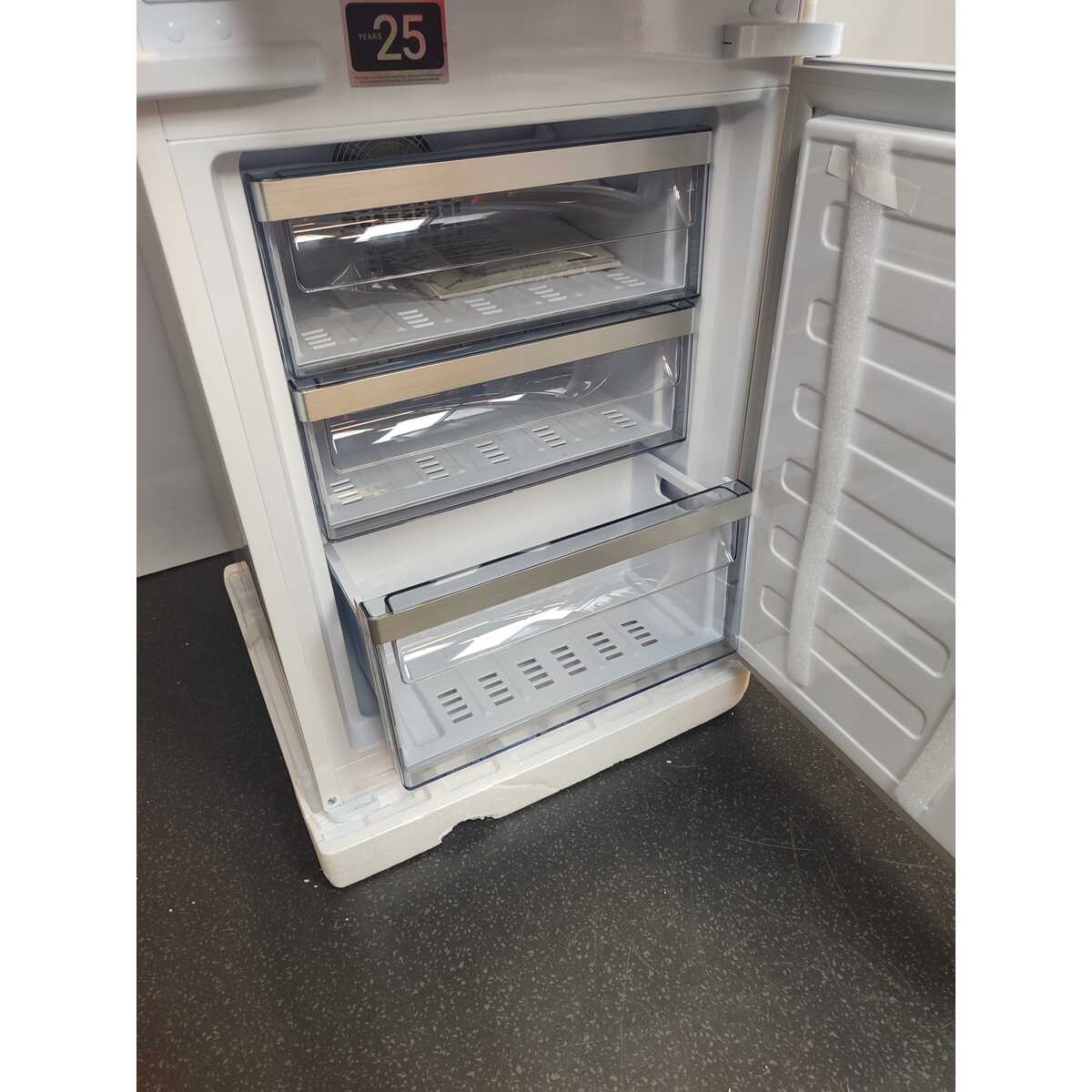 Холодильник Grundig GKIN25720, белый