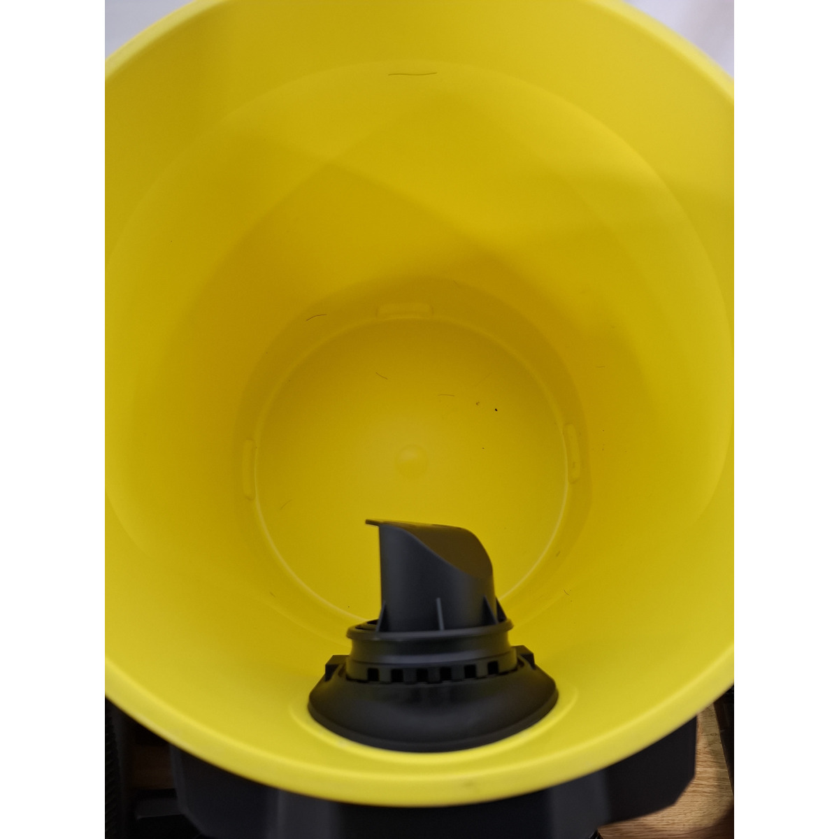 Строительный пылесос Karcher WD 3 P V-17 / 4 / 20 Workshop (Цвет: Yellow)