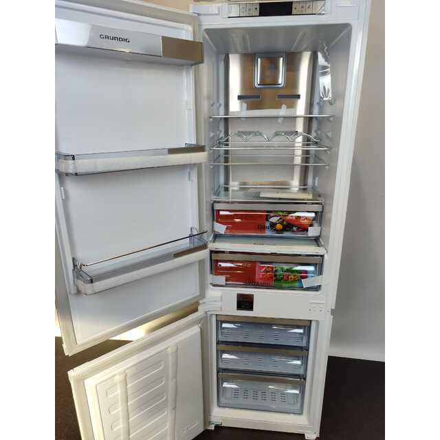 Холодильник Grundig GKIN25720, белый Холодильник Grundig GKIN25720, белый