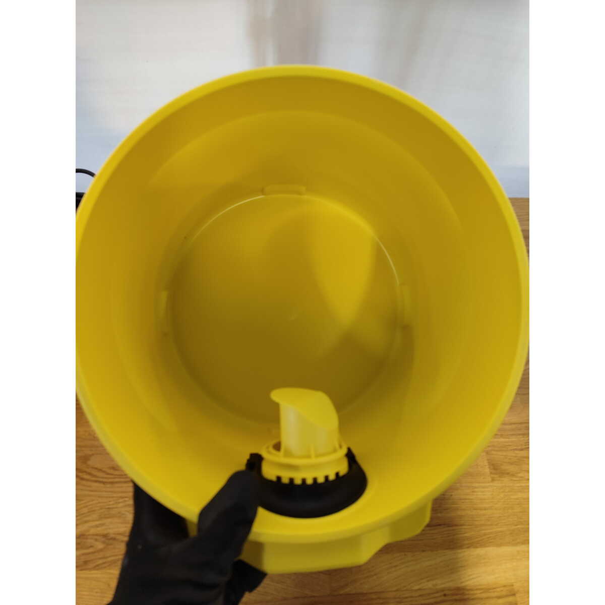 Строительный пылесос Karcher WD 2 Plus V-12 / 4 / 18 (Цвет: Yellow)