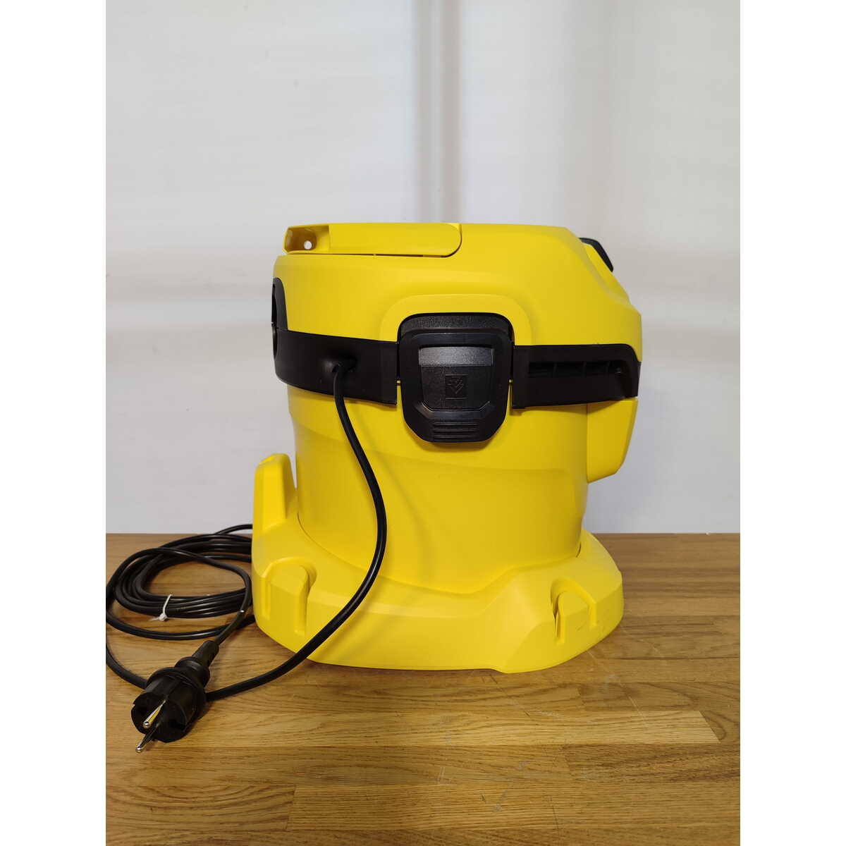 Строительный пылесос Karcher WD 2 Plus V-12 / 4 / 18 (Цвет: Yellow)