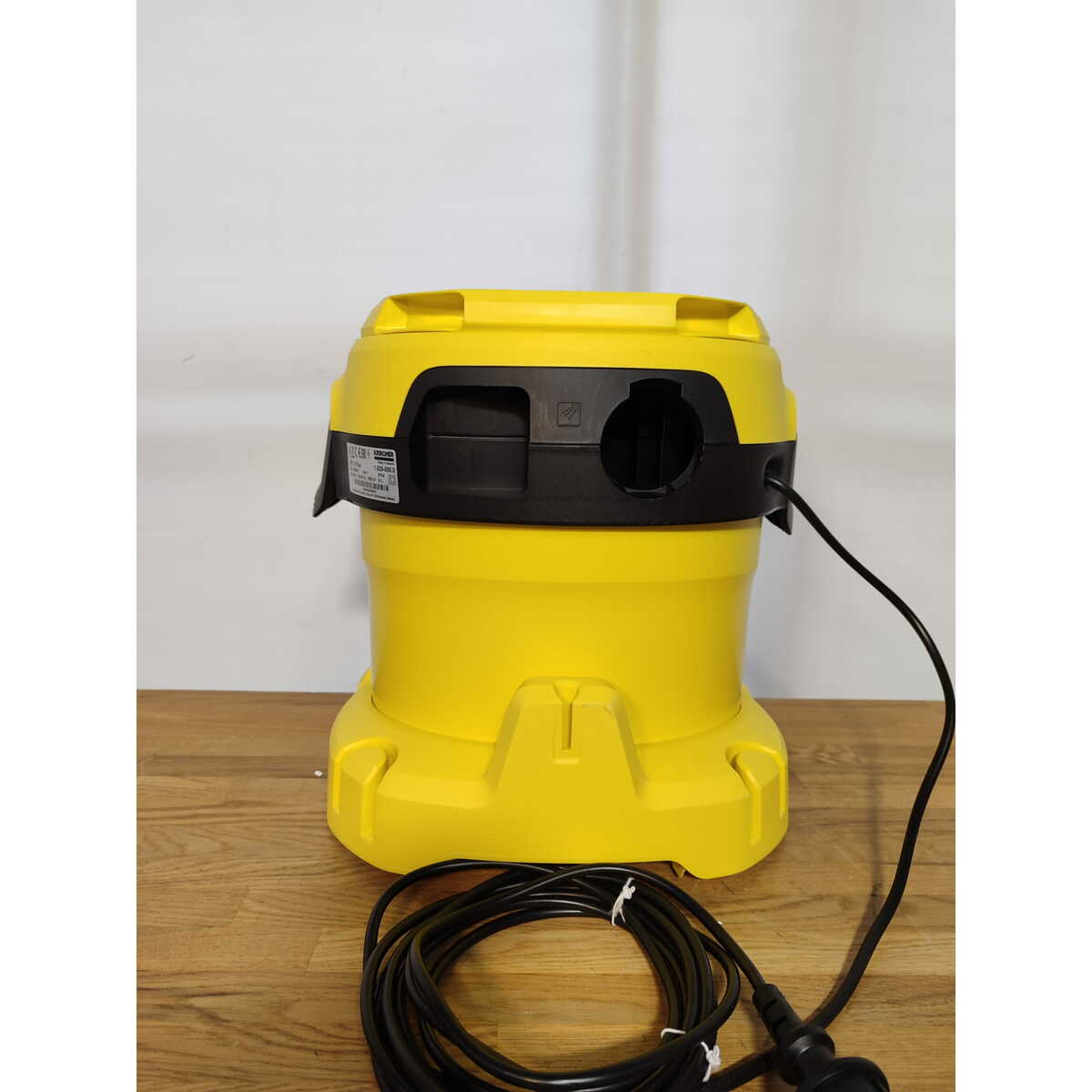 Строительный пылесос Karcher WD 2 Plus V-12 / 4 / 18 (Цвет: Yellow)