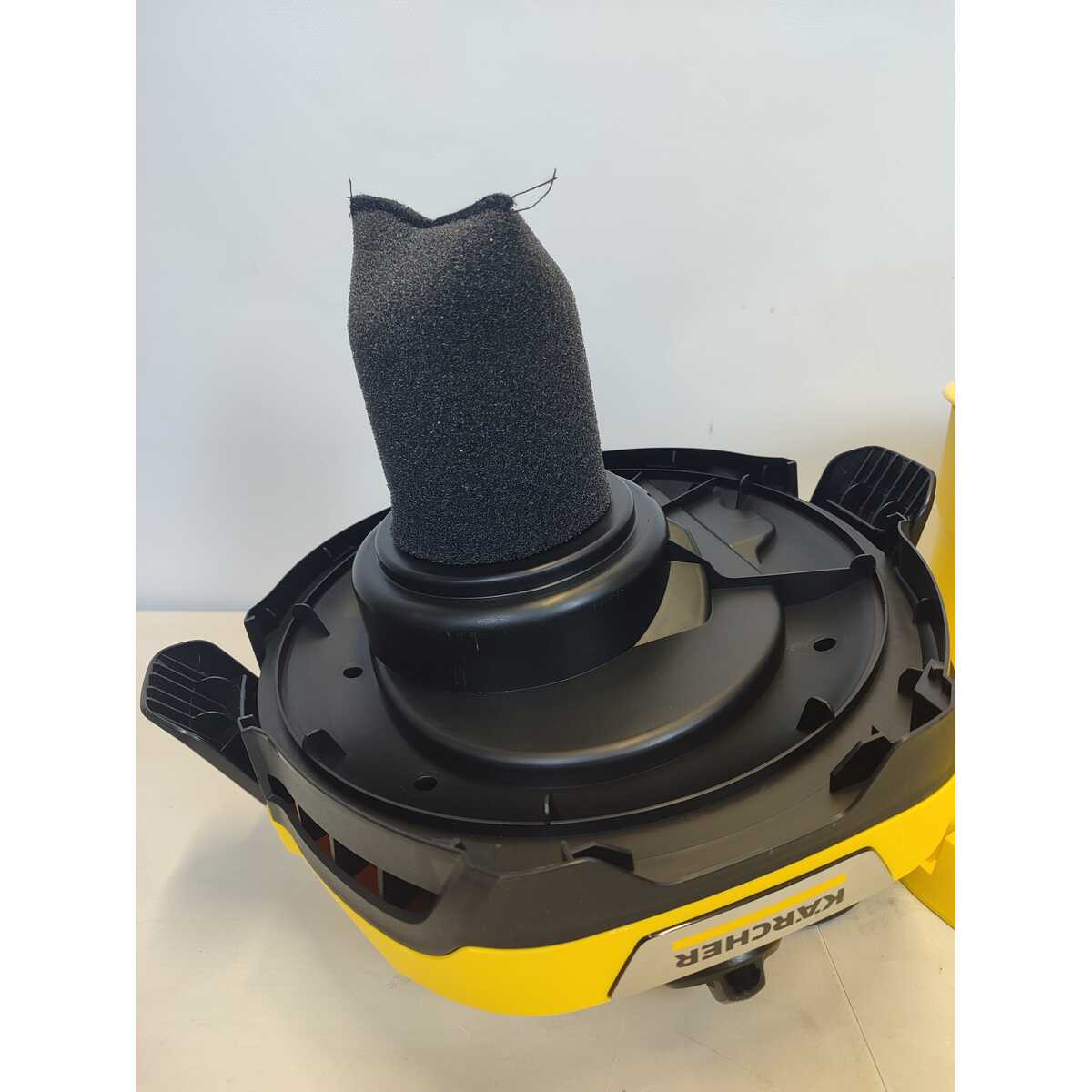 Строительный пылесос Karcher WD 2 Plus V-12 / 4 / 18 (Цвет: Yellow)
