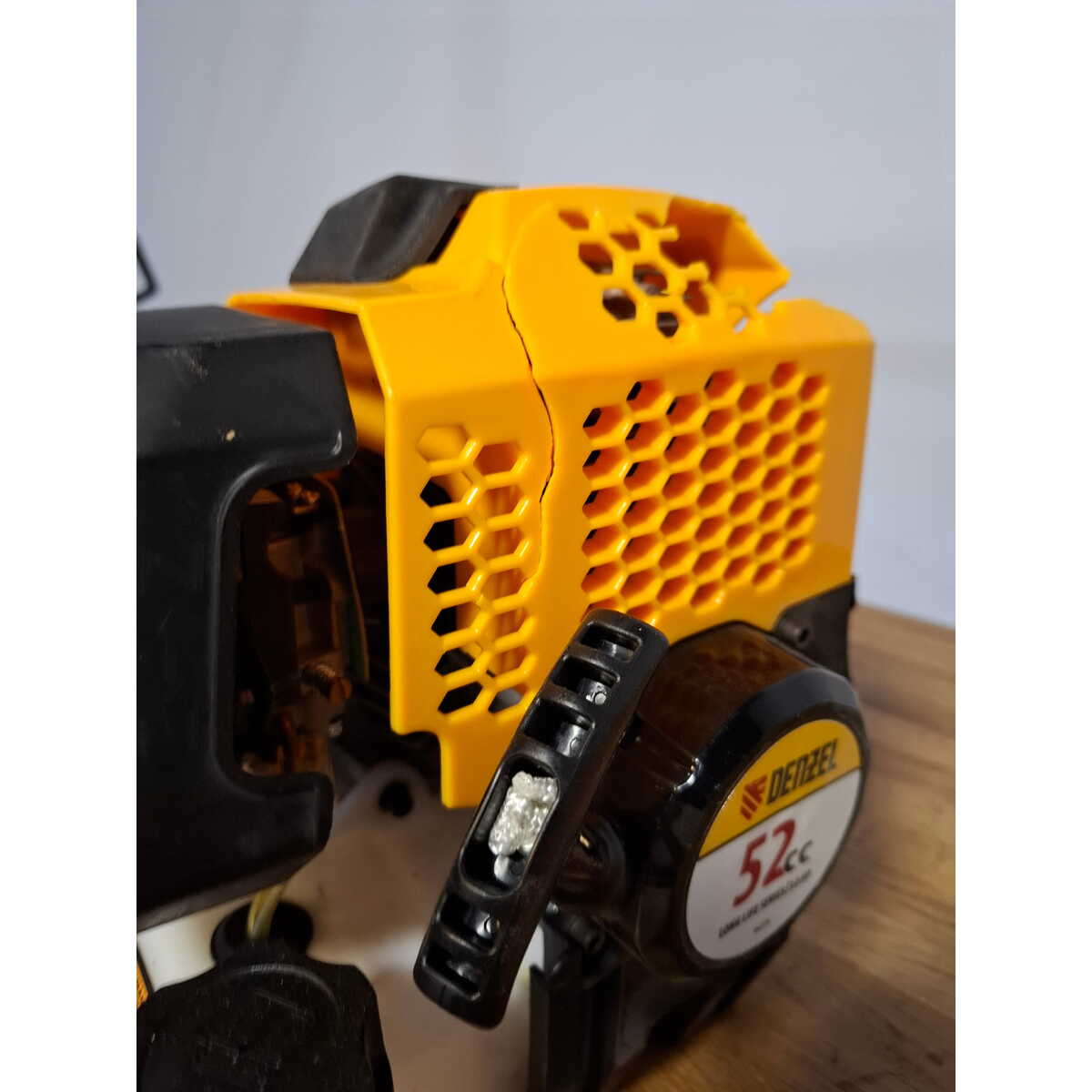 Триммер бензиновый Denzel DGT-52S-MAX (Цвет: Yellow/Black)