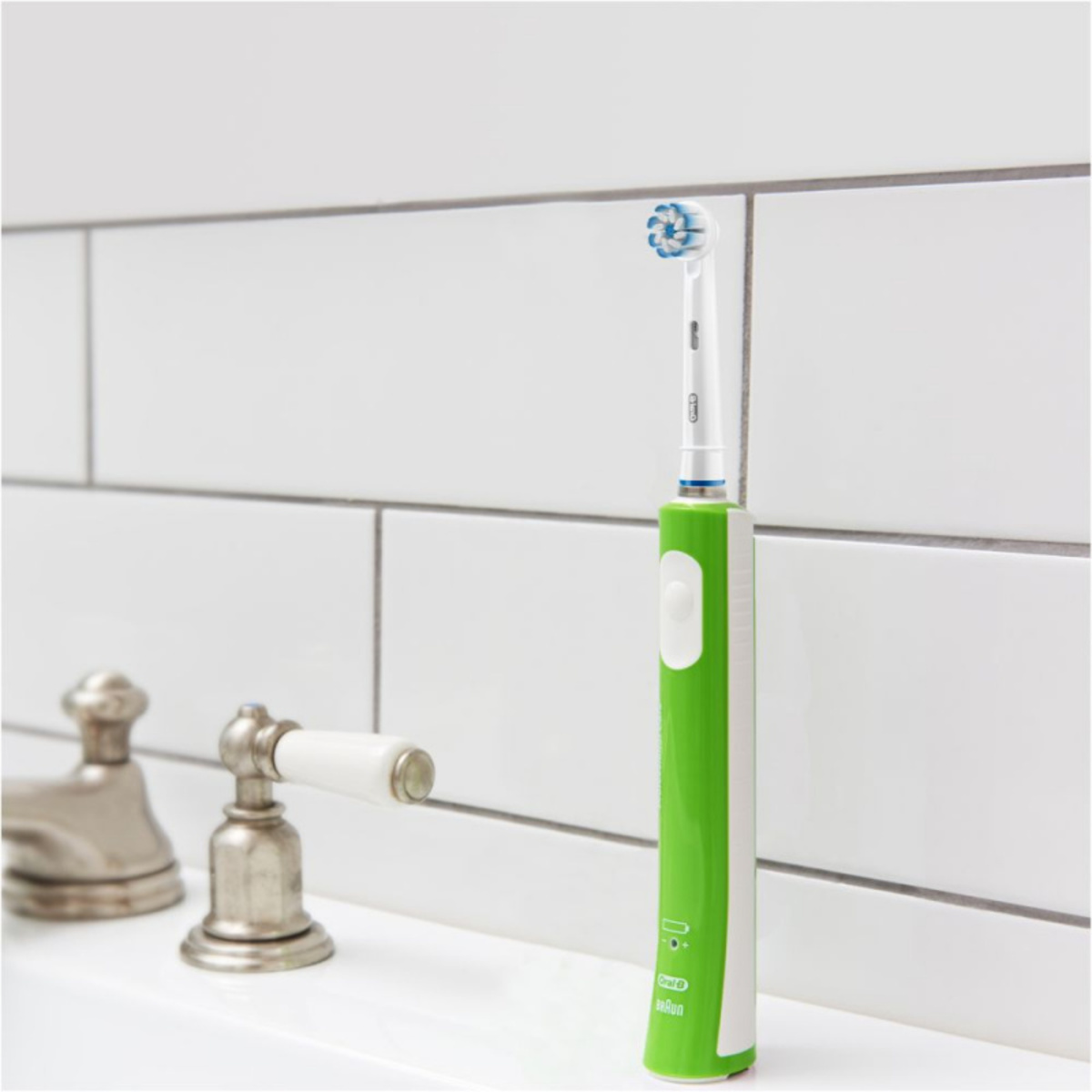 Зубная щетка электрическая Oral-B Junior (Цвет: Green)
