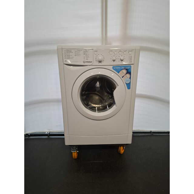 Стиральная машина Indesit IWSC 6105, белый Стиральная машина Indesit IWSC 6105, белый