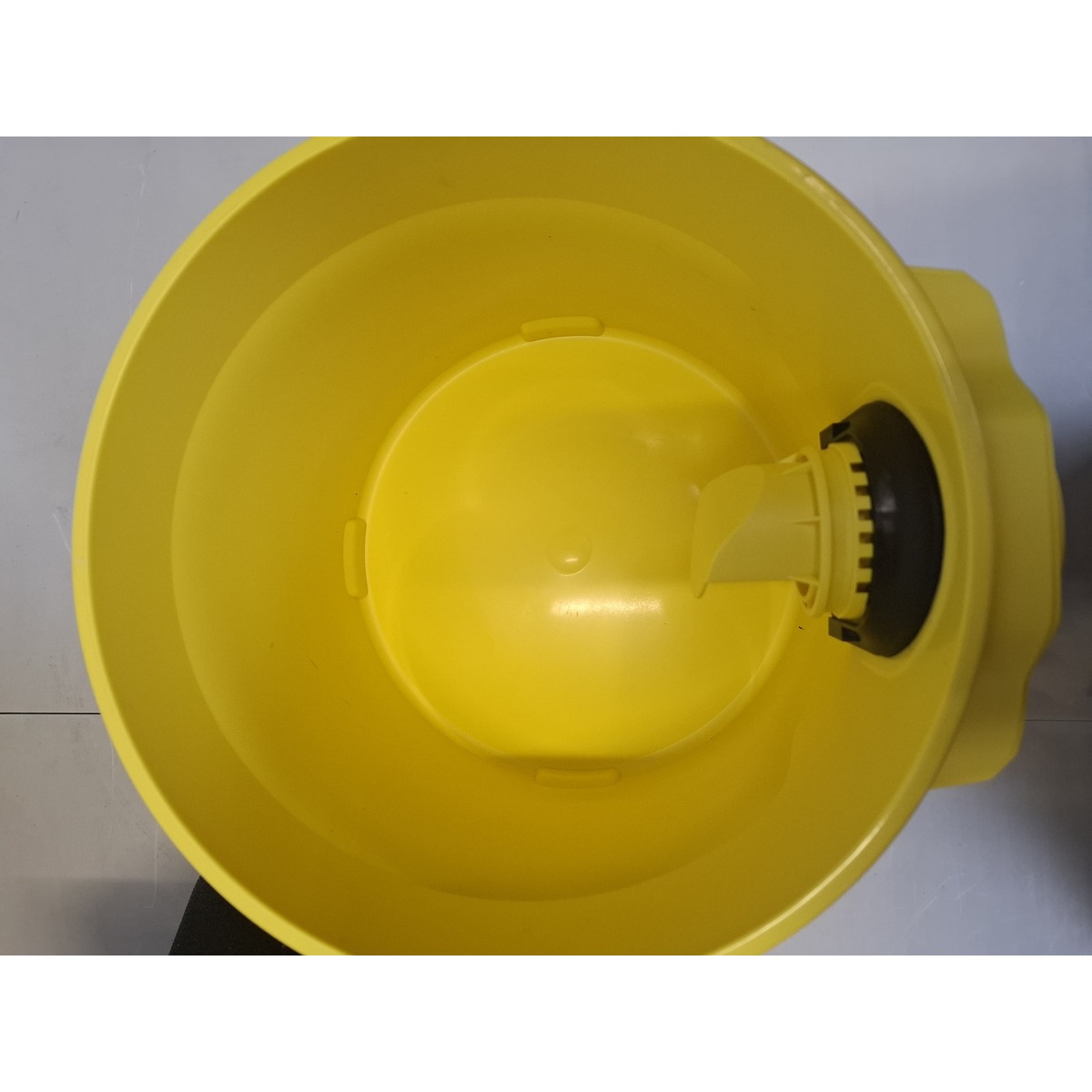 Строительный пылесос Karcher WD 2 Plus V-12/4/18 (Цвет: Yellow)