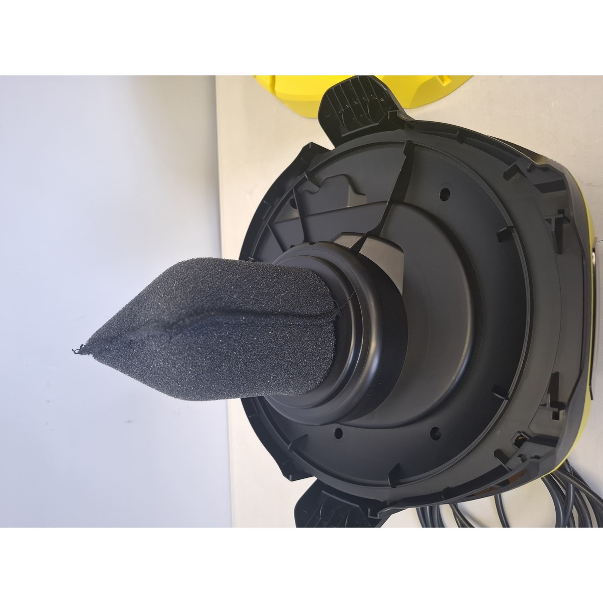 Строительный пылесос Karcher WD 2 Plus V-12/4/18 (Цвет: Yellow)