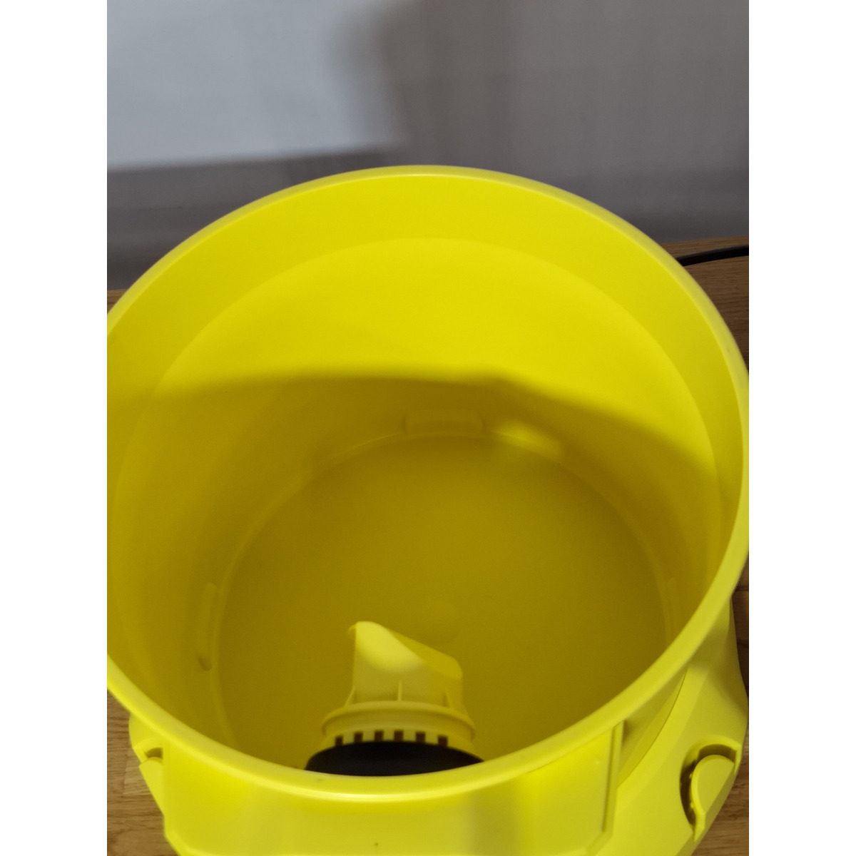 Строительный пылесос Karcher WD 2 Plus V-12 / 4 / 18 (Цвет: Yellow)