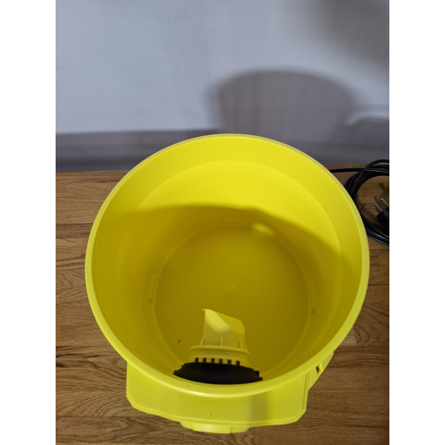 Строительный пылесос Karcher WD 2 Plus V-12 / 4 / 18 (Цвет: Yellow) Строительный пылесос Karcher WD 2 Plus V-12 / 4 / 18 (Цвет: Yellow)