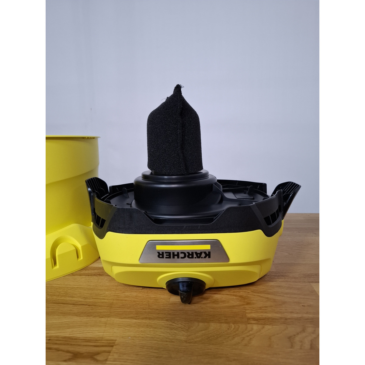 Строительный пылесос Karcher WD 2 Plus V-12 / 4 / 18 (Цвет: Yellow)