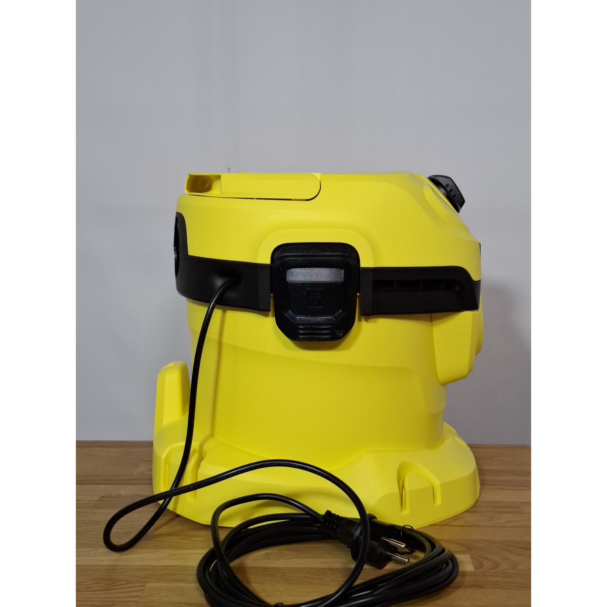 Строительный пылесос Karcher WD 2 Plus V-12 / 4 / 18 (Цвет: Yellow)