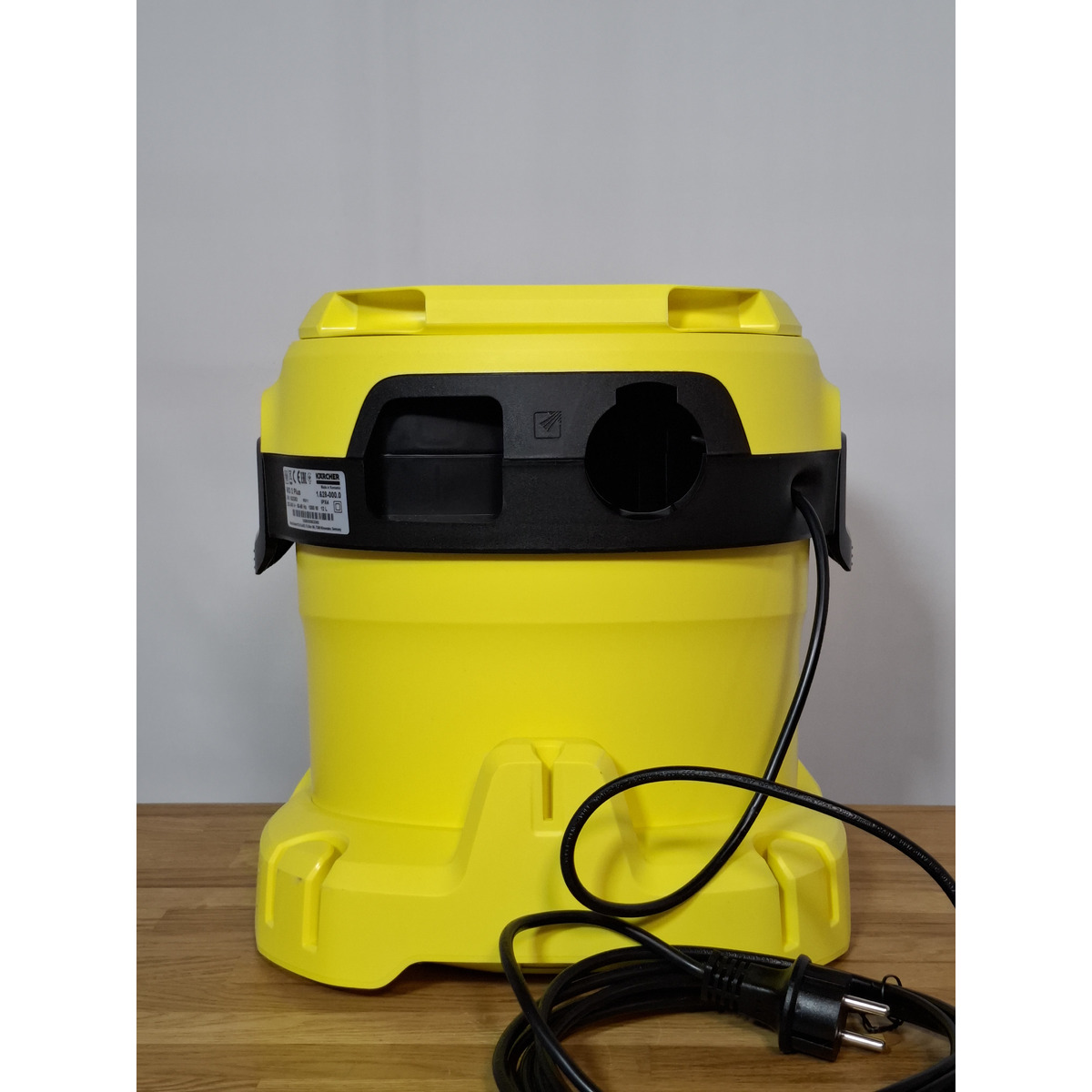 Строительный пылесос Karcher WD 2 Plus V-12 / 4 / 18 (Цвет: Yellow)