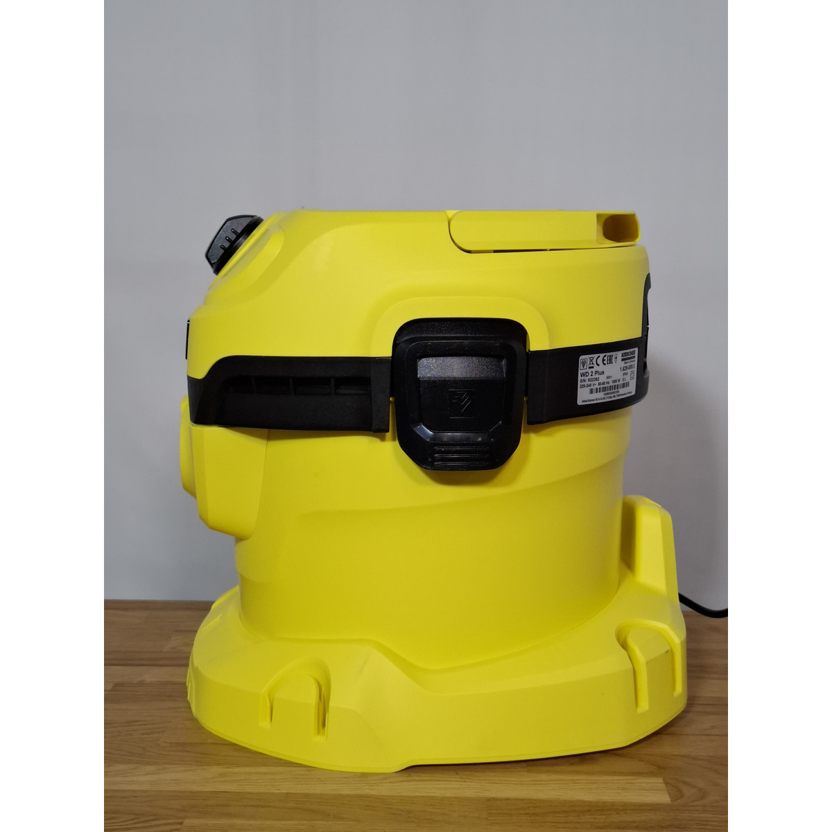 Строительный пылесос Karcher WD 2 Plus V-12 / 4 / 18 (Цвет: Yellow)