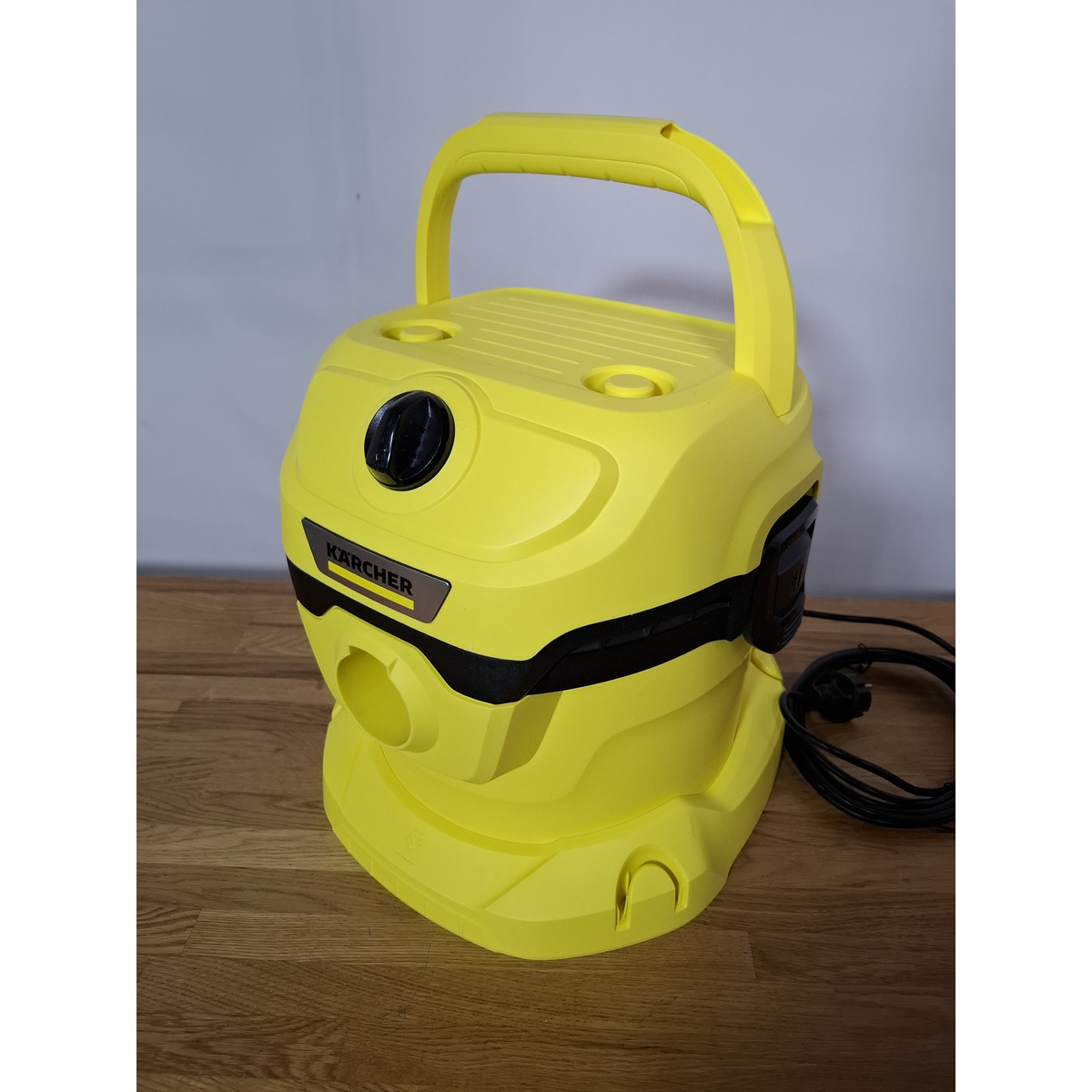 Строительный пылесос Karcher WD 2 Plus V-12 / 4 / 18 (Цвет: Yellow)