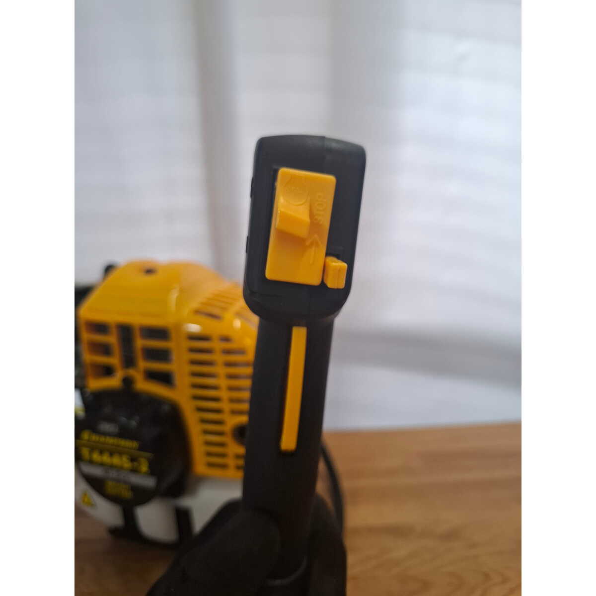 Триммер бензиновый Champion T444S-2 (2-коробки) (Цвет: Yellow/Black)