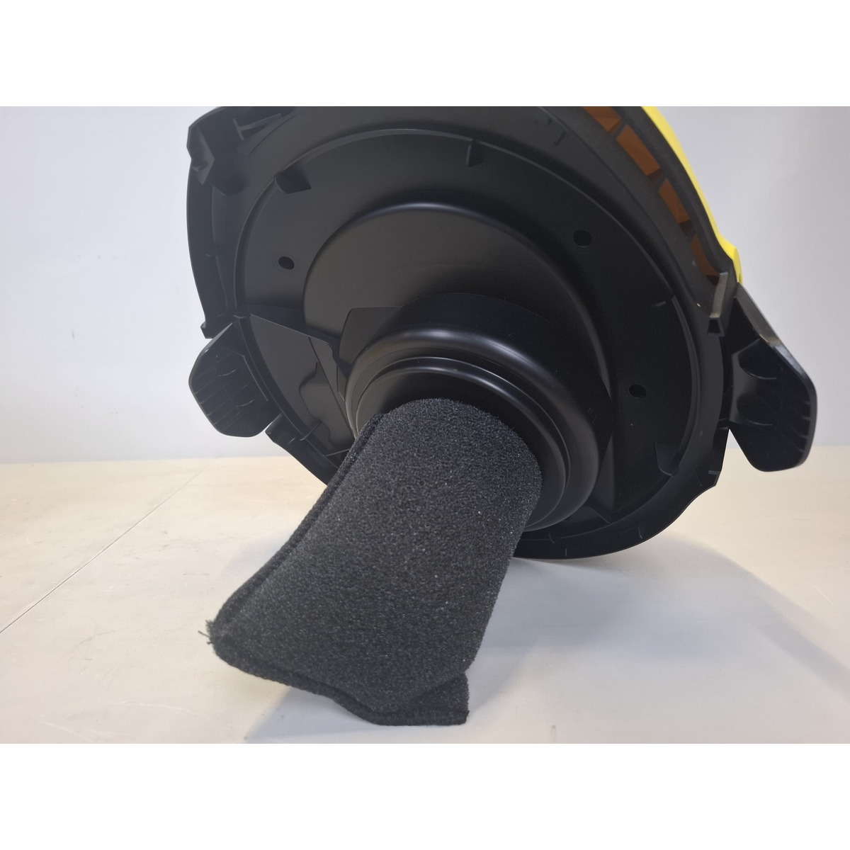Строительный пылесос Karcher WD 2 Plus V-12/4/18 (Цвет: Yellow)