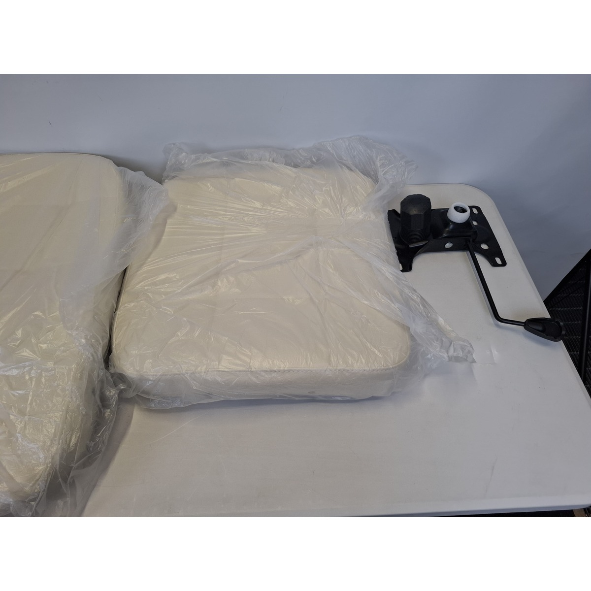 Кресло руководителя Бюрократ CH 002 (Цвет: Ivory)