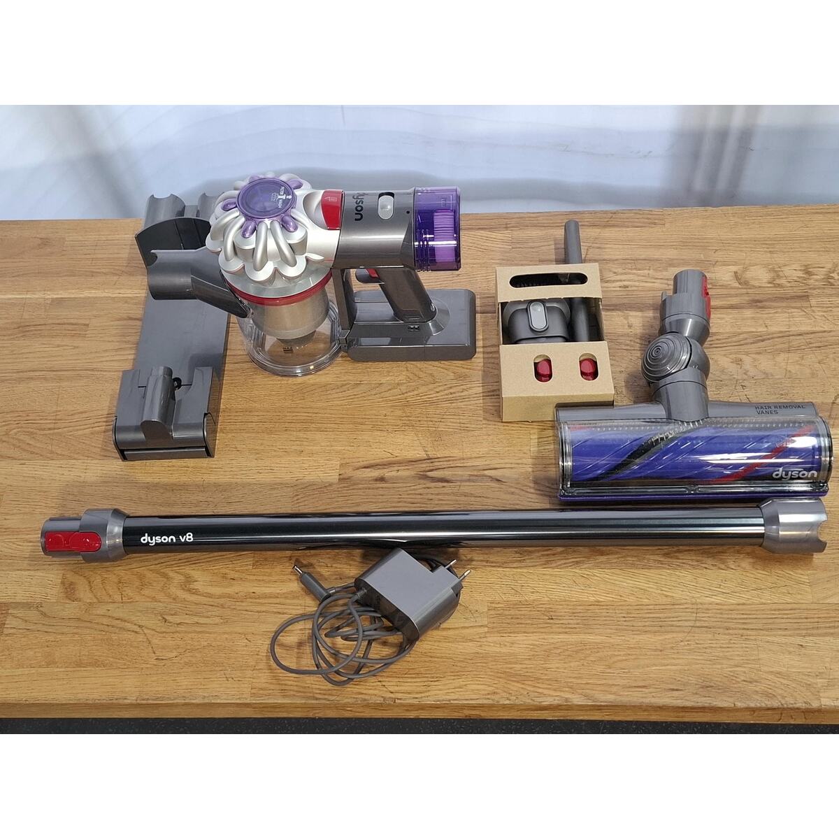 Пылесос Dyson V8 (Цвет: Silver / Nickel)