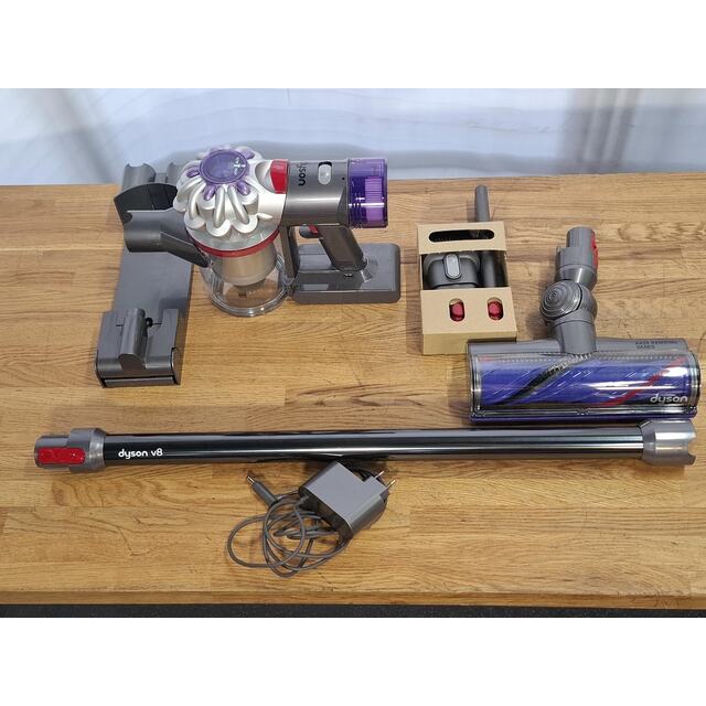 Пылесос Dyson V8 (Цвет: Silver / Nickel) Пылесос Dyson V8 (Цвет: Silver / Nickel)