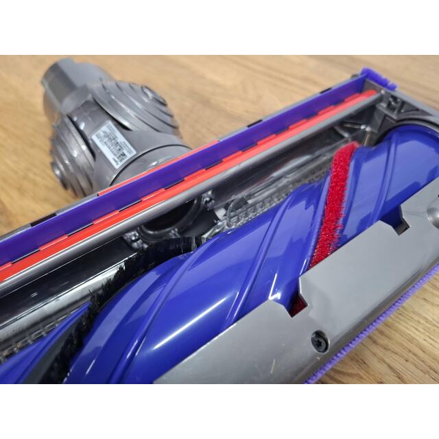 Пылесос Dyson V8 (Цвет: Silver / Nickel) Пылесос Dyson V8 (Цвет: Silver / Nickel)