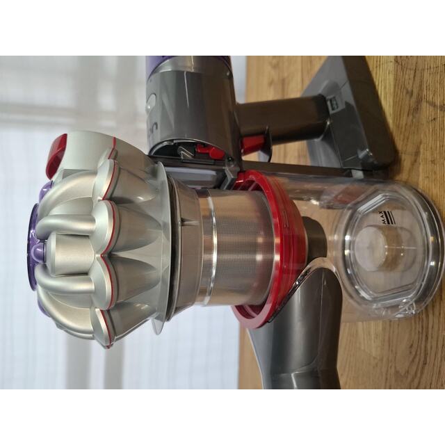 Пылесос Dyson V8 (Цвет: Silver / Nickel) Пылесос Dyson V8 (Цвет: Silver / Nickel)