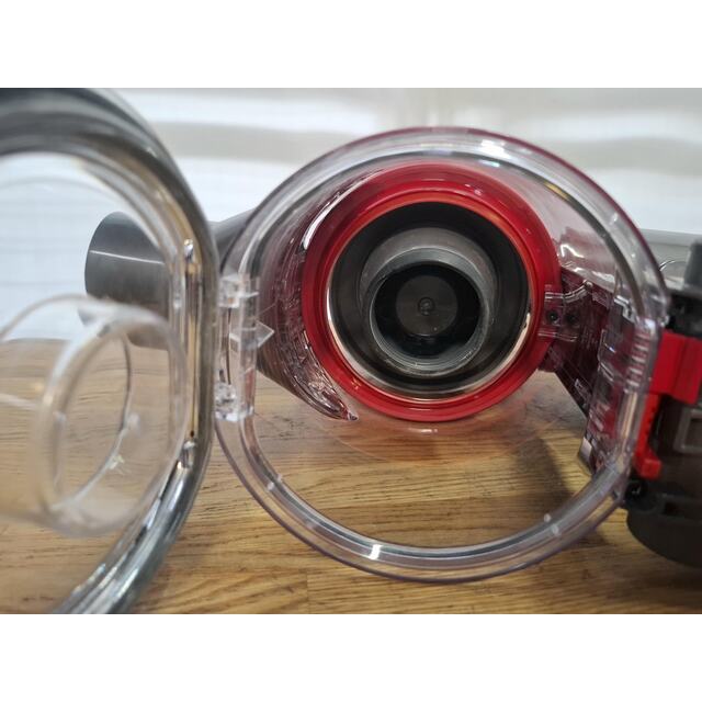 Пылесос Dyson V8 (Цвет: Silver / Nickel) Пылесос Dyson V8 (Цвет: Silver / Nickel)