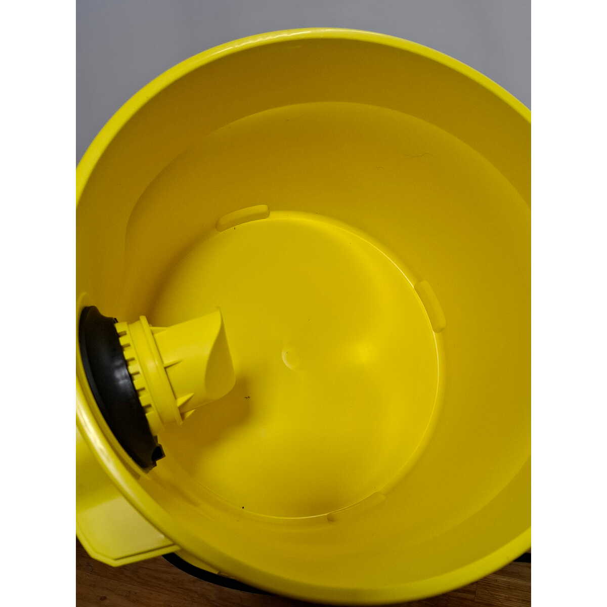 Строительный пылесос Karcher WD 2 Plus V-12/4/18 (Цвет: Yellow)
