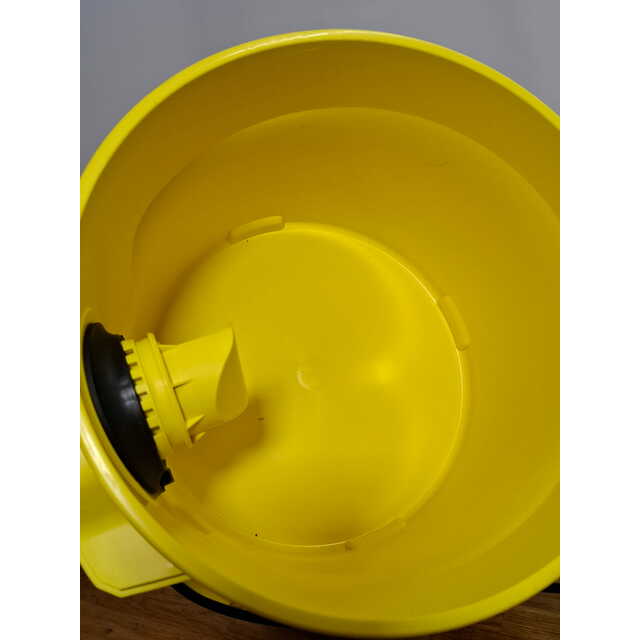 Строительный пылесос Karcher WD 2 Plus V-12 / 4 / 18 (Цвет: Yellow)