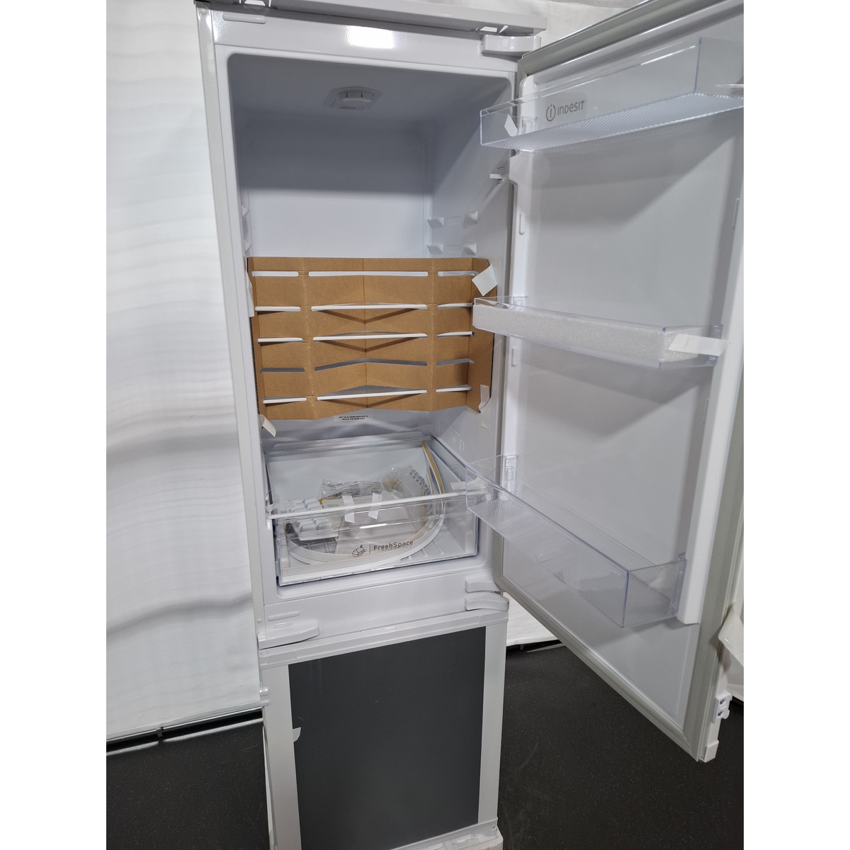 Холодильник Indesit IBD 18, белый