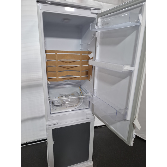 Холодильник Indesit IBD 18, белый
