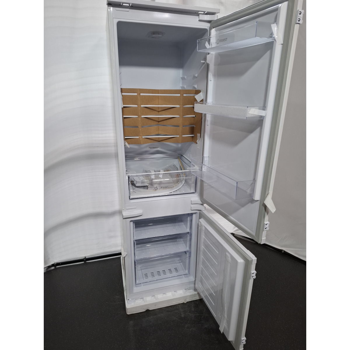 Холодильник Indesit IBD 18, белый