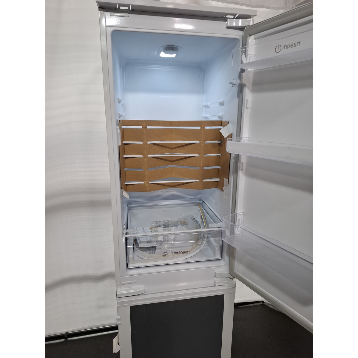 Холодильник Indesit IBD 18, белый