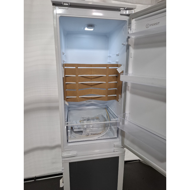 Холодильник Indesit IBD 18, белый