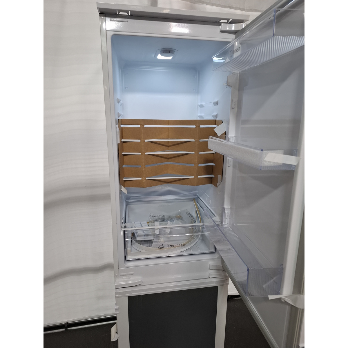 Холодильник Indesit IBD 18, белый