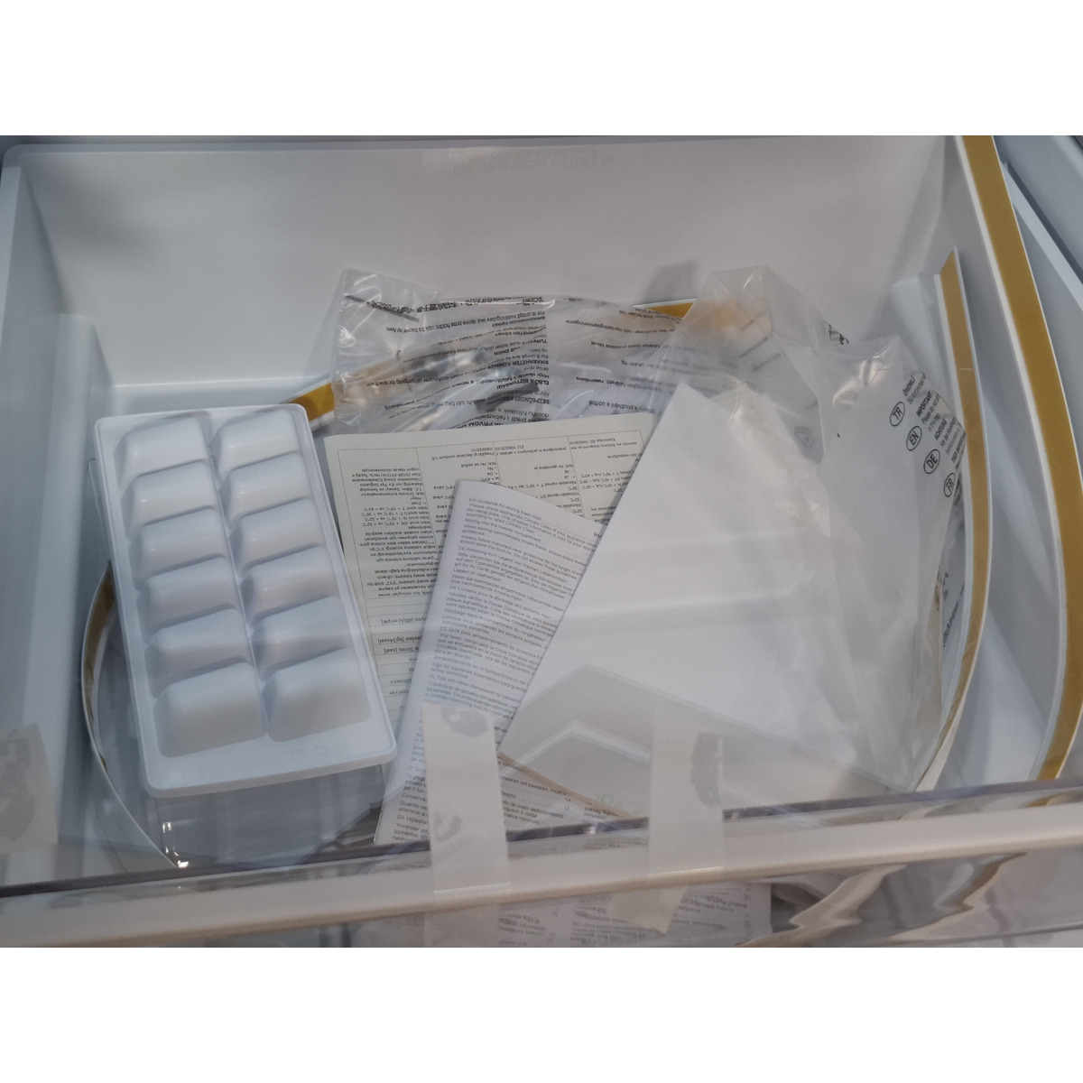Холодильник Indesit IBD 18, белый