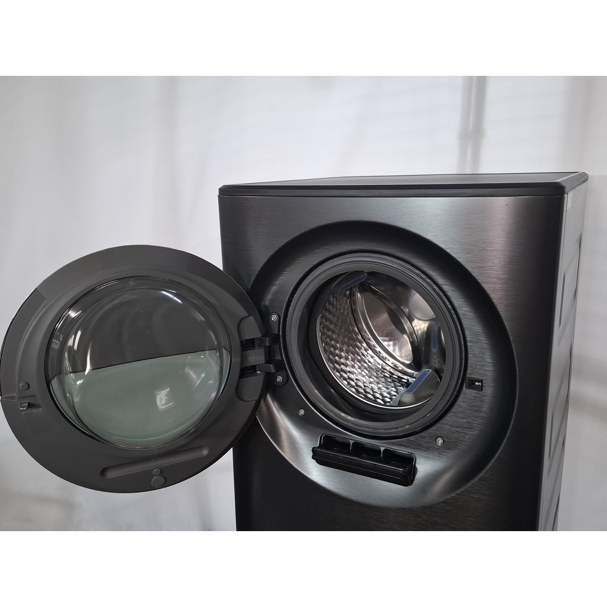Стиральная машина LEX LWM10714LuxIDD, черный