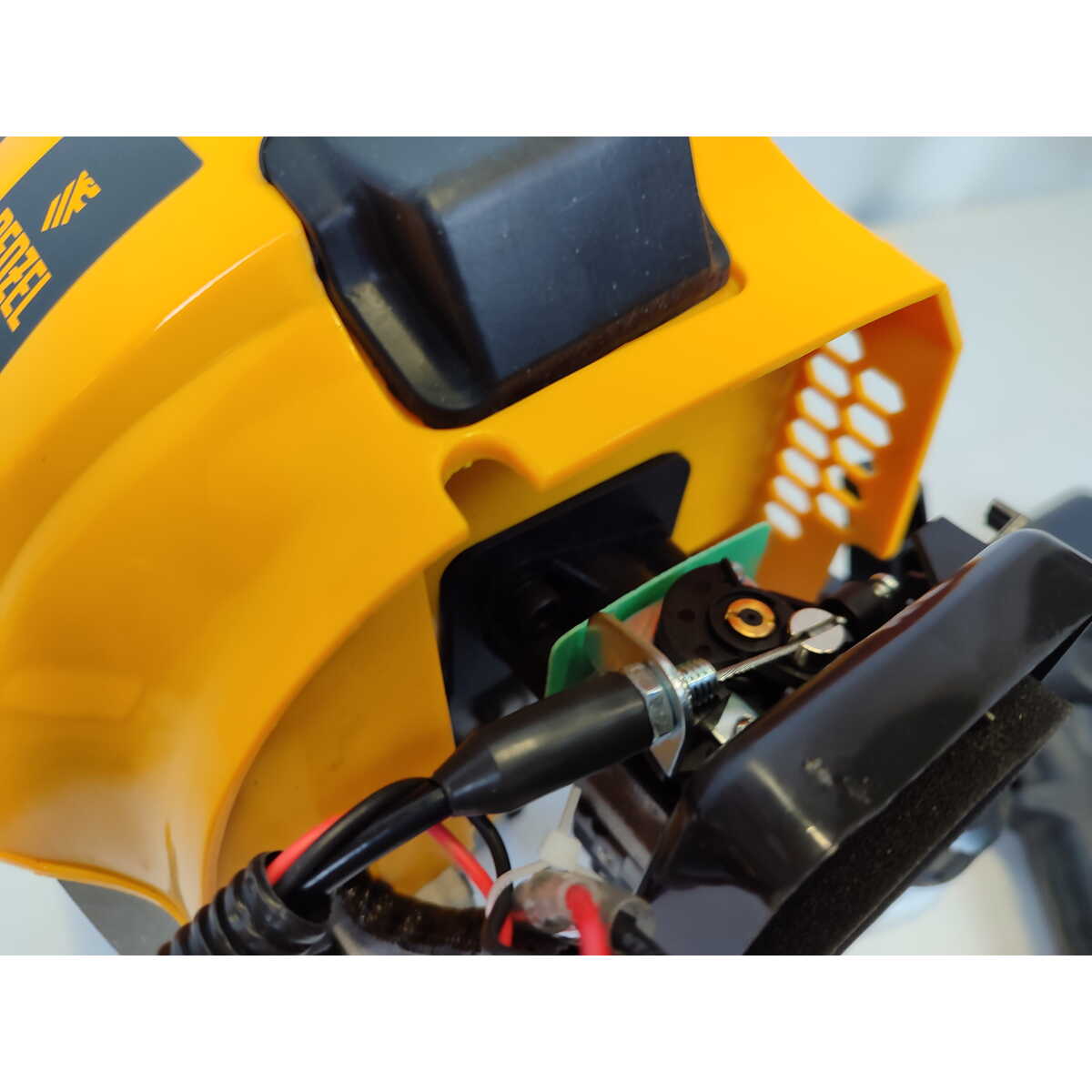 Триммер бензиновый Denzel DGT-52-PRO (2-коробки) (Цвет: Yellow)