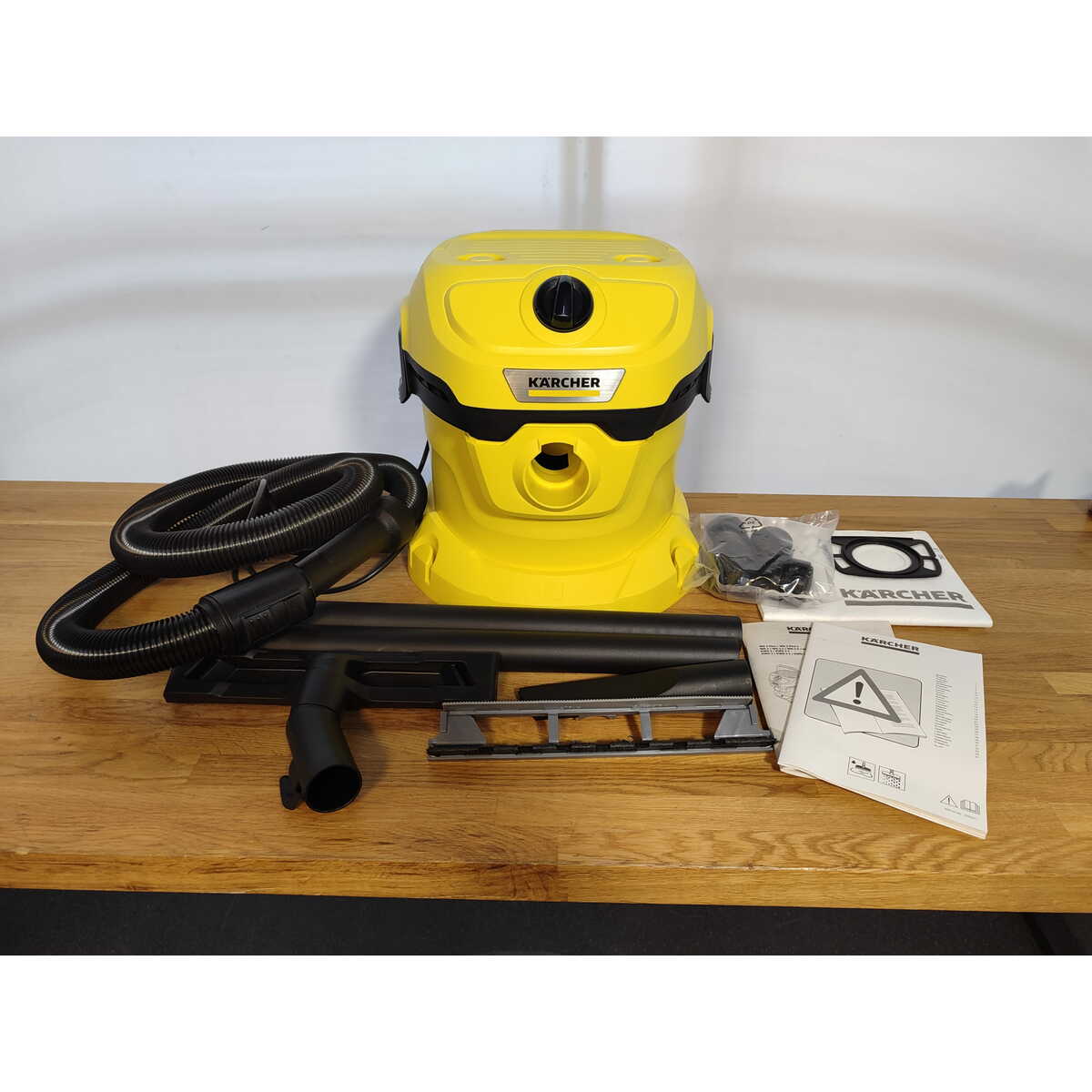 Строительный пылесос Karcher WD 2 Plus V-12 / 4 / 18 (Цвет: Yellow)