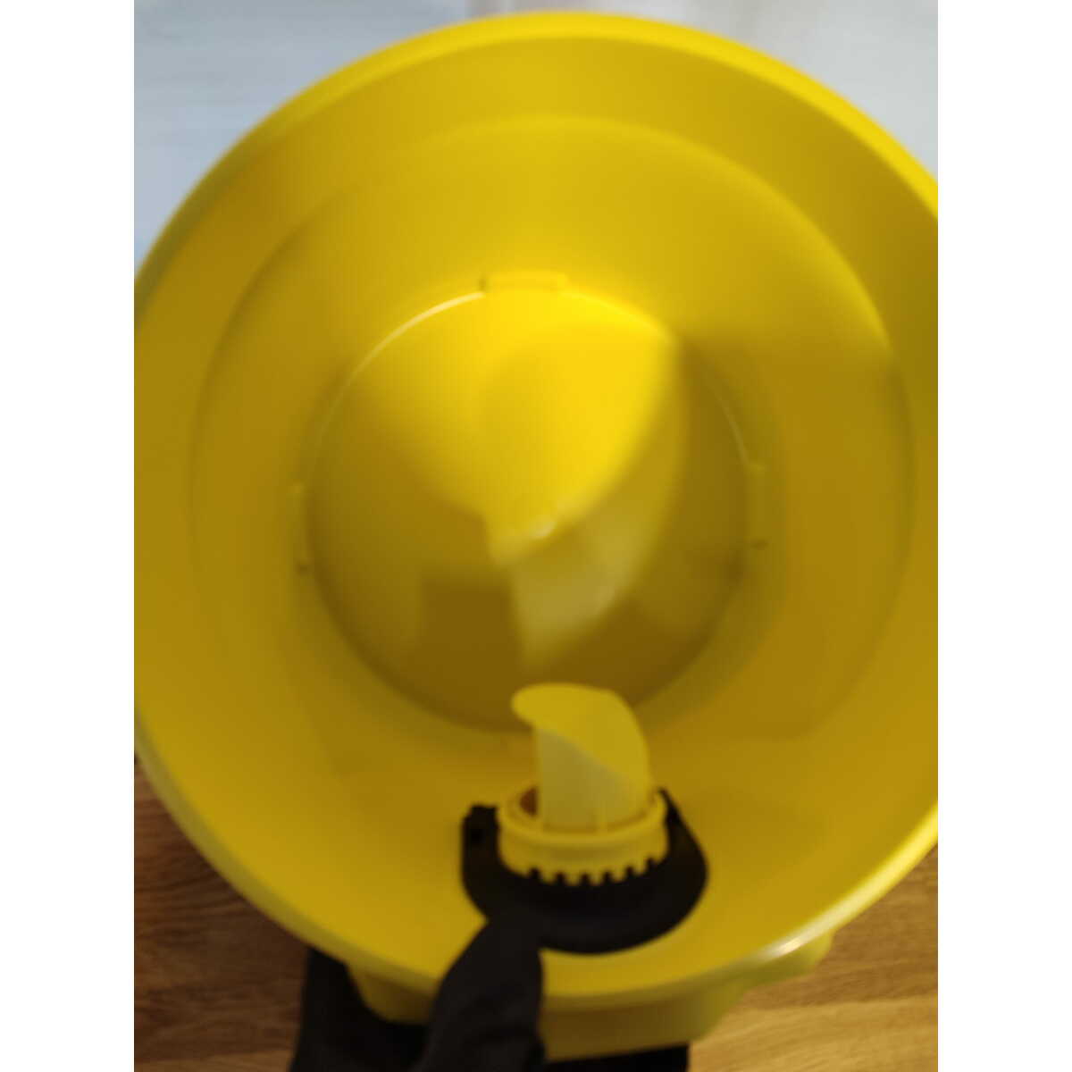 Строительный пылесос Karcher WD 2 Plus V-12 / 4 / 18 (Цвет: Yellow)