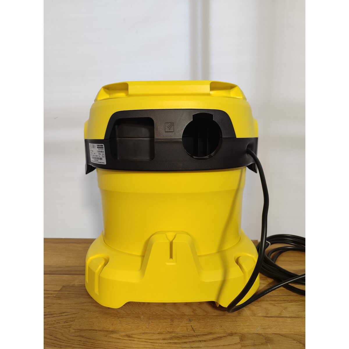Строительный пылесос Karcher WD 2 Plus V-12 / 4 / 18 (Цвет: Yellow)